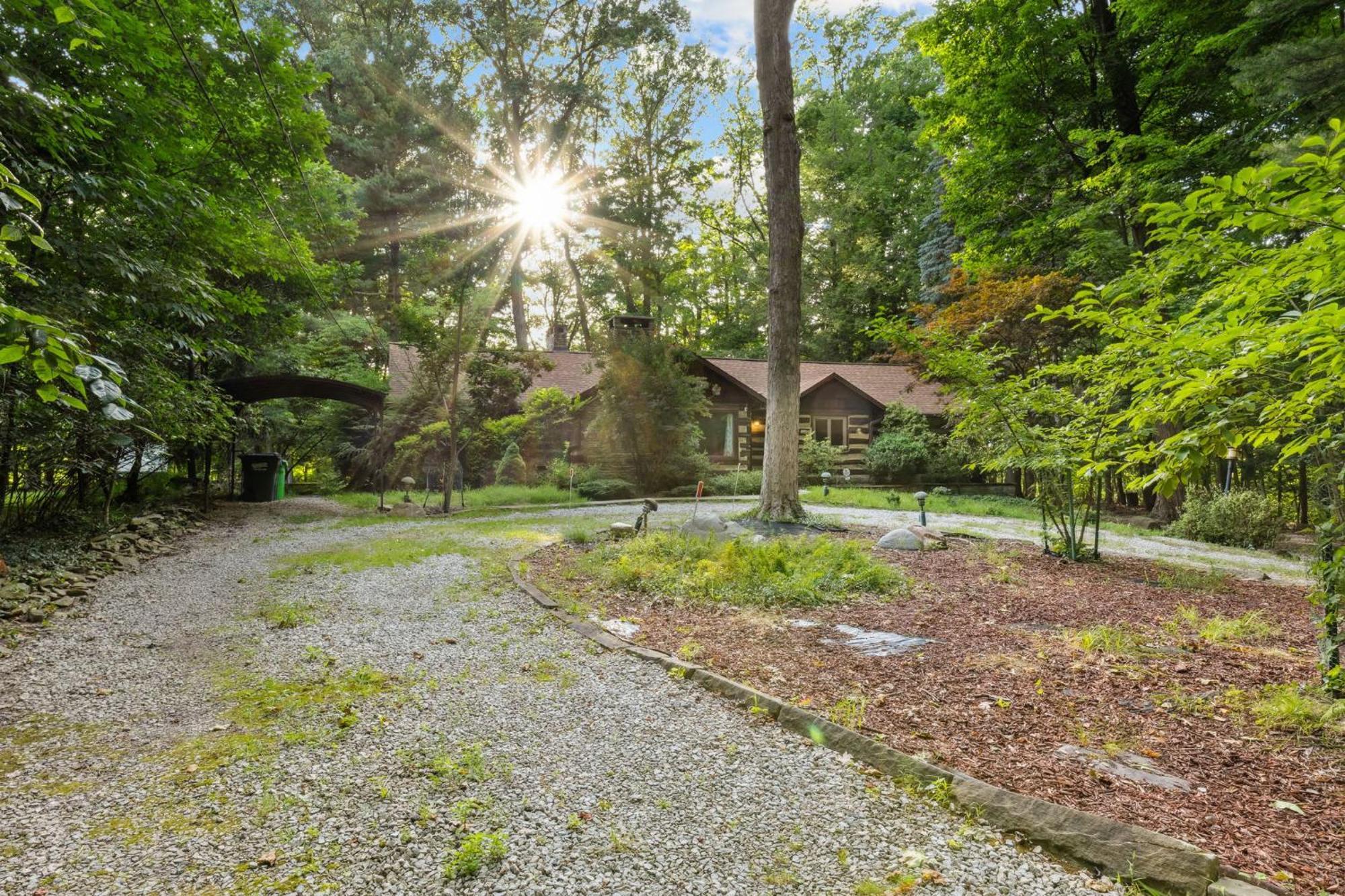 Log Cabin - Natures Oasis - Fire Pit & Gazebo クリーブランド エクステリア 写真