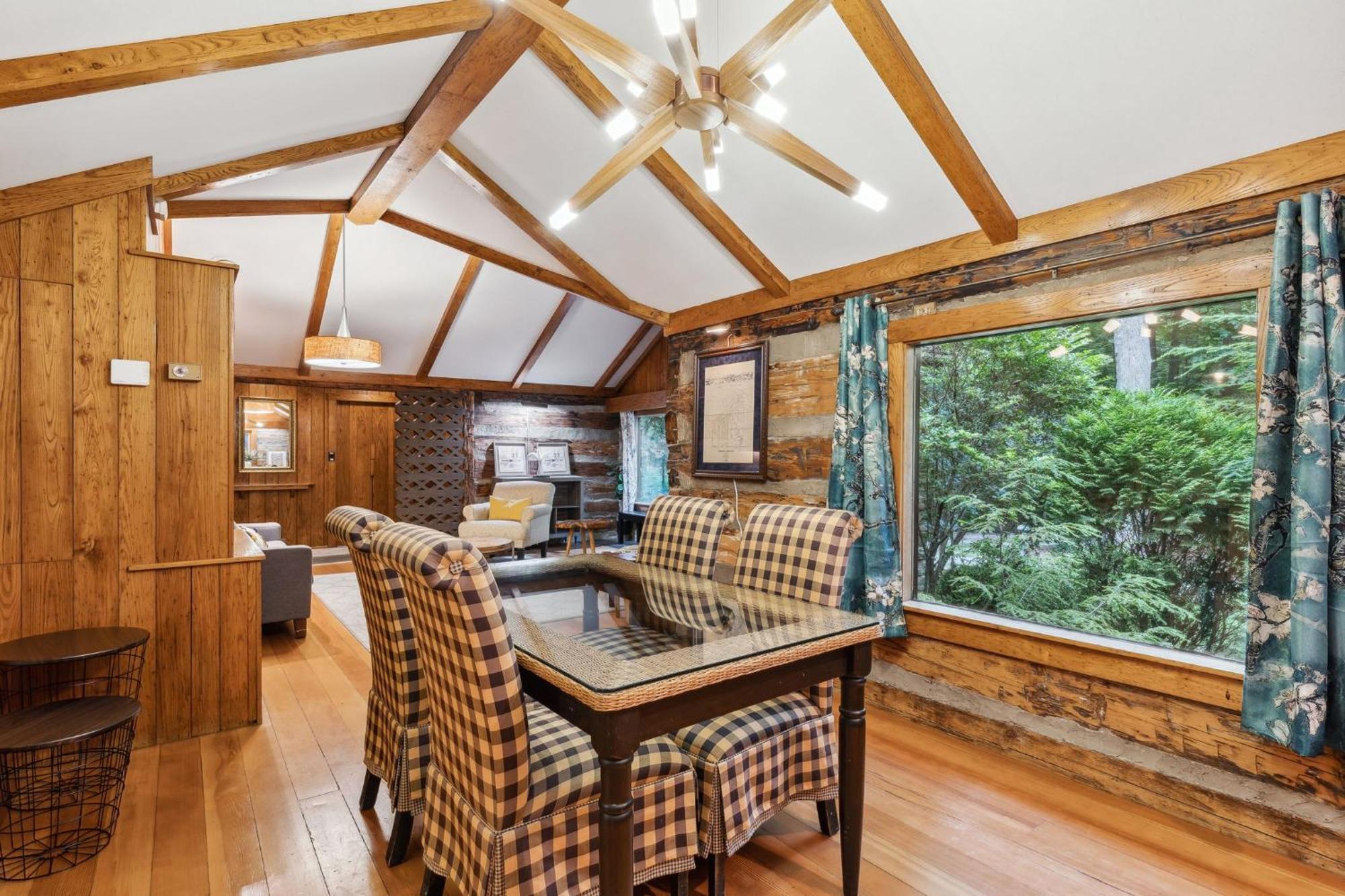 Log Cabin - Natures Oasis - Fire Pit & Gazebo クリーブランド エクステリア 写真